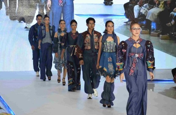Penutupan DKFF 2025, Sepuluh Desainer Terbaik Kalteng Unjuk Karya