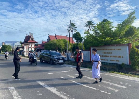 Satsamapta Polresta Bantu Kelancaran Lalu Lintas di SMPN 3 Palangka Raya
