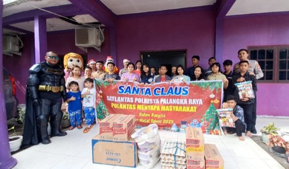 Santa Claus Satlantas Polresta Palangka Raya Tebar Kasih Natal