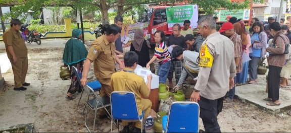 Bhabinkamtibmas Pantau Operasi Pasar Elpiji 3 Kg di Kelurahan Sabaru