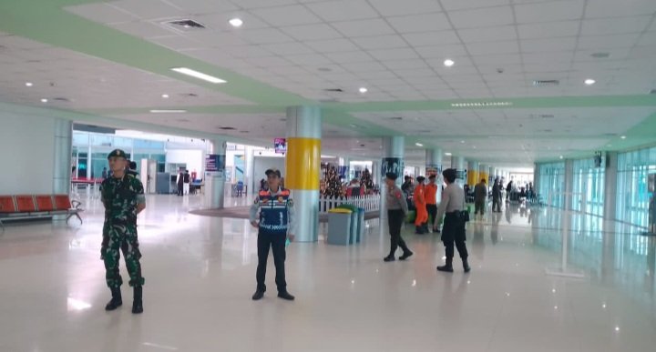Pastikan Keamanan & Kenyamanan, Anggota Kodim 1016/Plk Laksanakan Pengamanan di Bandara Tjilik Riwut