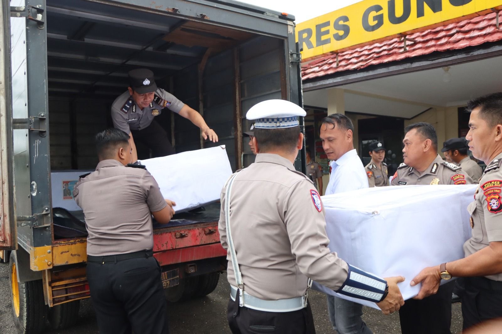 Polres Gumas Salurkan Bantuan untuk Korban Bencana di Sumatera