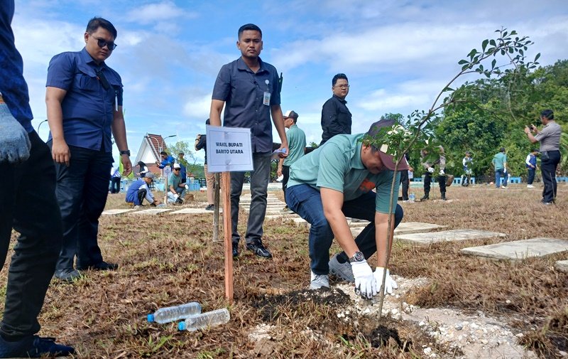 Bupati Barito Utara Ajak Warga Perkuat Gerakan Penghijauan di Hari Menanam Pohon Indonesia 2025