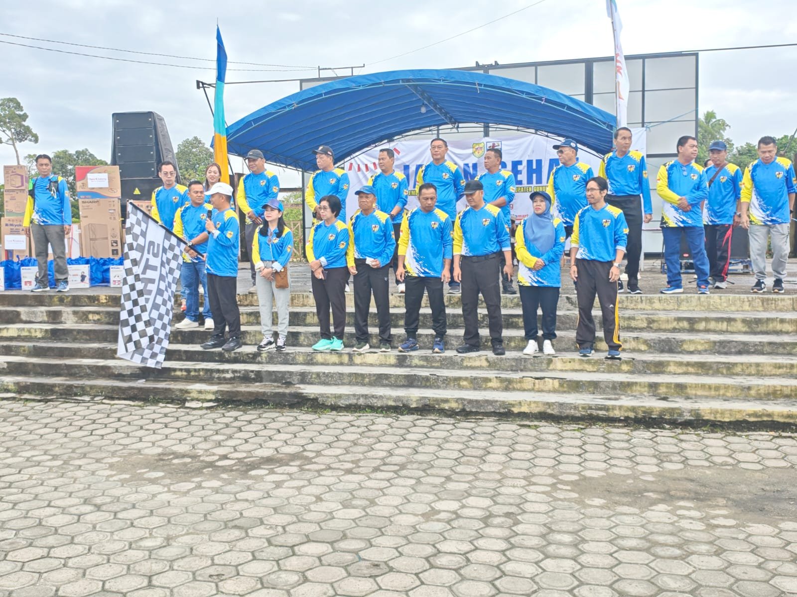 Berbaur Bersama Warga, Kapolres Gumas Ikut Semarakkan Jalan Sehat KNPI di Kuala Kurun