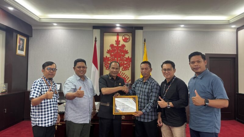 Ketua DPRD Kalteng Arton S. Dohong Terima Penghargaan Sahabat Pers dari PWI