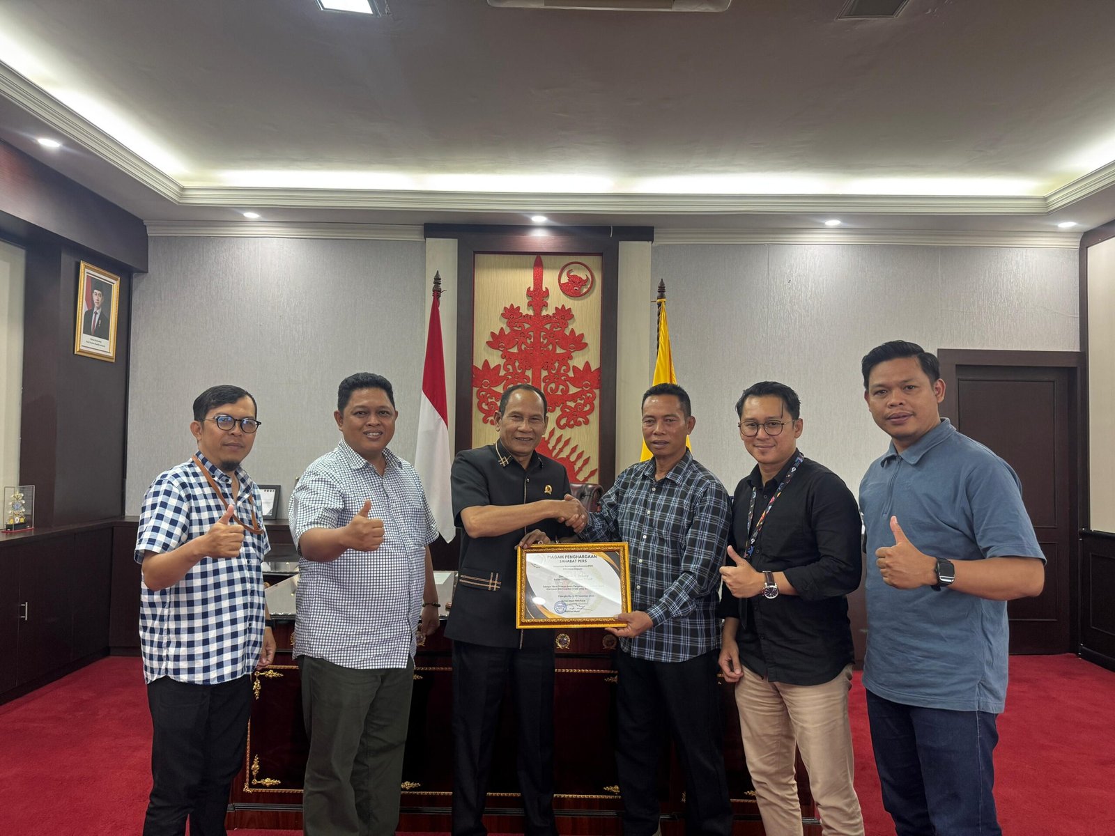 Ketua DPRD Kalteng Arton S. Dohong Terima Penghargaan Sahabat Pers dari PWI