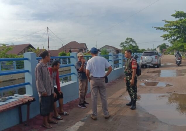 Cegah Banjir, Babinsa Kodim 1016/Plk Imbau Warga Tidak Buang Sampah Sembarangan