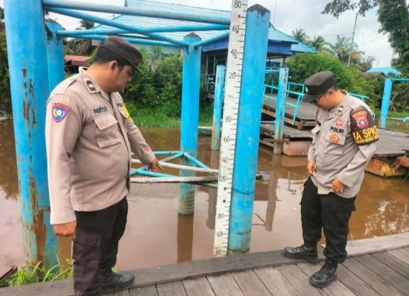 Antisipasi Banjir, Polsek Bukit Batu Pantau Debit Air Sungai Rungan