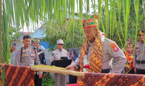 Kapolres Katingan Baru Disambut Tradisi Potong Pantan