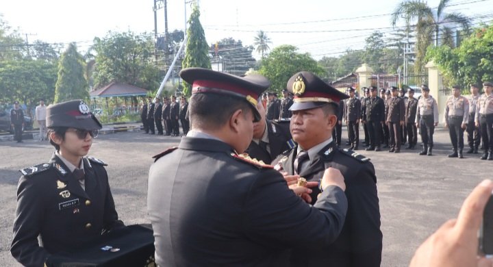 Kapolresta Palangka Raya Sematkan Tanda Kehormatan Satya Lencana ke Personel