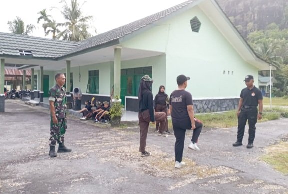 Babinsa Kodim 1016/Palangka Raya Laksanakan Pembinaan Pramuka, Tanamkan Nilai Disiplin