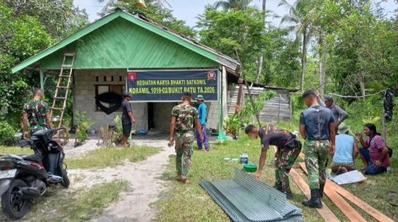 Wujud Kepedulian, Babinsa Kodim 1016/ Palangka Raya Bantu Rehab Rumah Warga