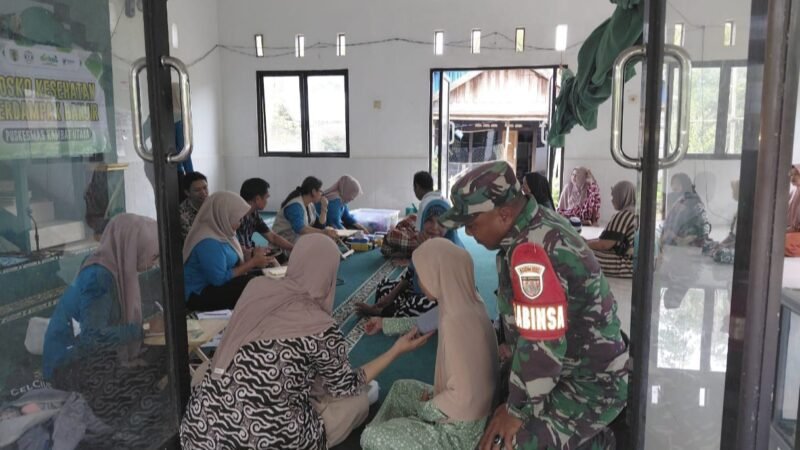 Peduli Pascabanjir, Babinsa Koramil Pandawan Kawal Pemeriksaan Kesehatan Warga Kayu Rabah