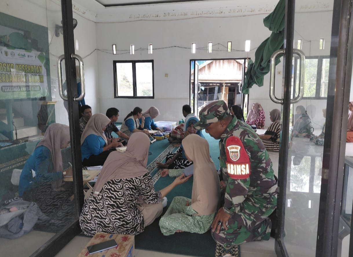 Peduli Pascabanjir, Babinsa Koramil Pandawan Kawal Pemeriksaan Kesehatan Warga Kayu Rabah