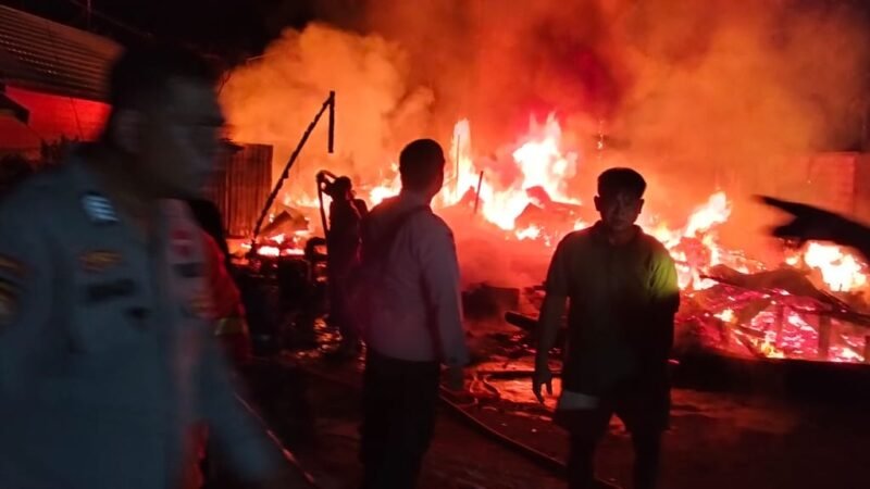 Diduga Korsleting Listrik, Rumah Warga dan Gedung Walet di Kuala Kurun Ludes Dilalap Api