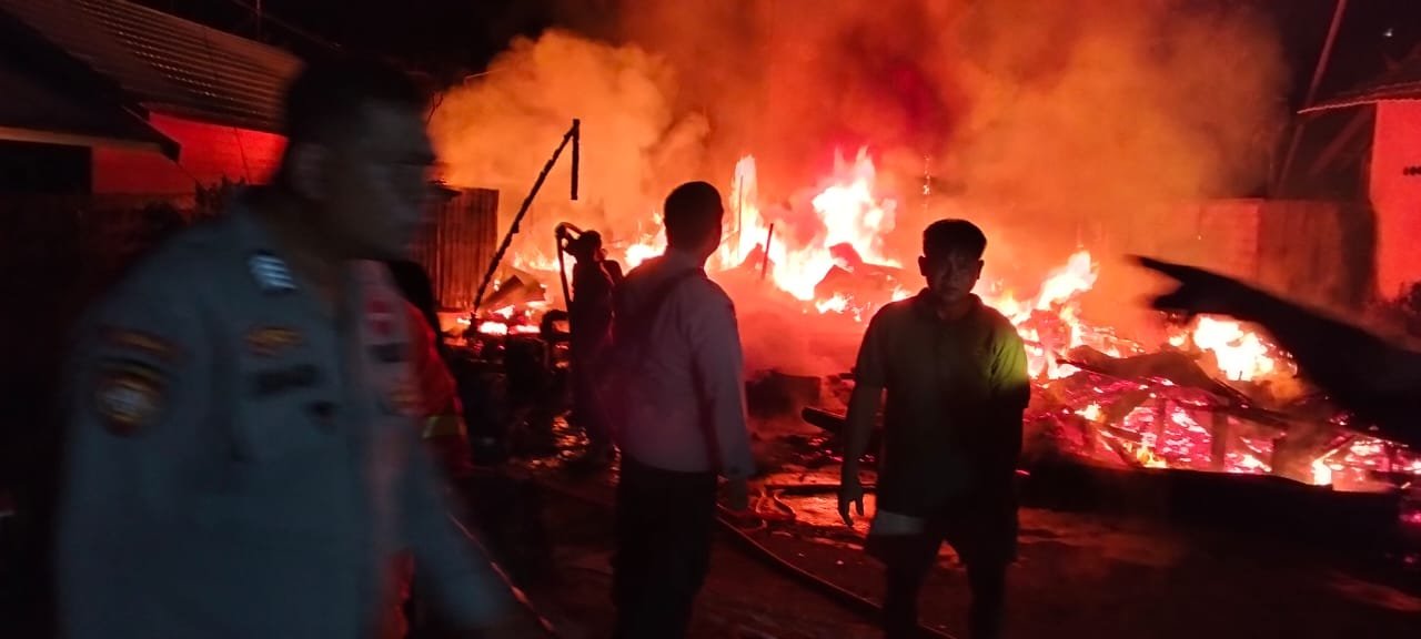 Diduga Korsleting Listrik, Rumah Warga dan Gedung Walet di Kuala Kurun Ludes Dilalap Api