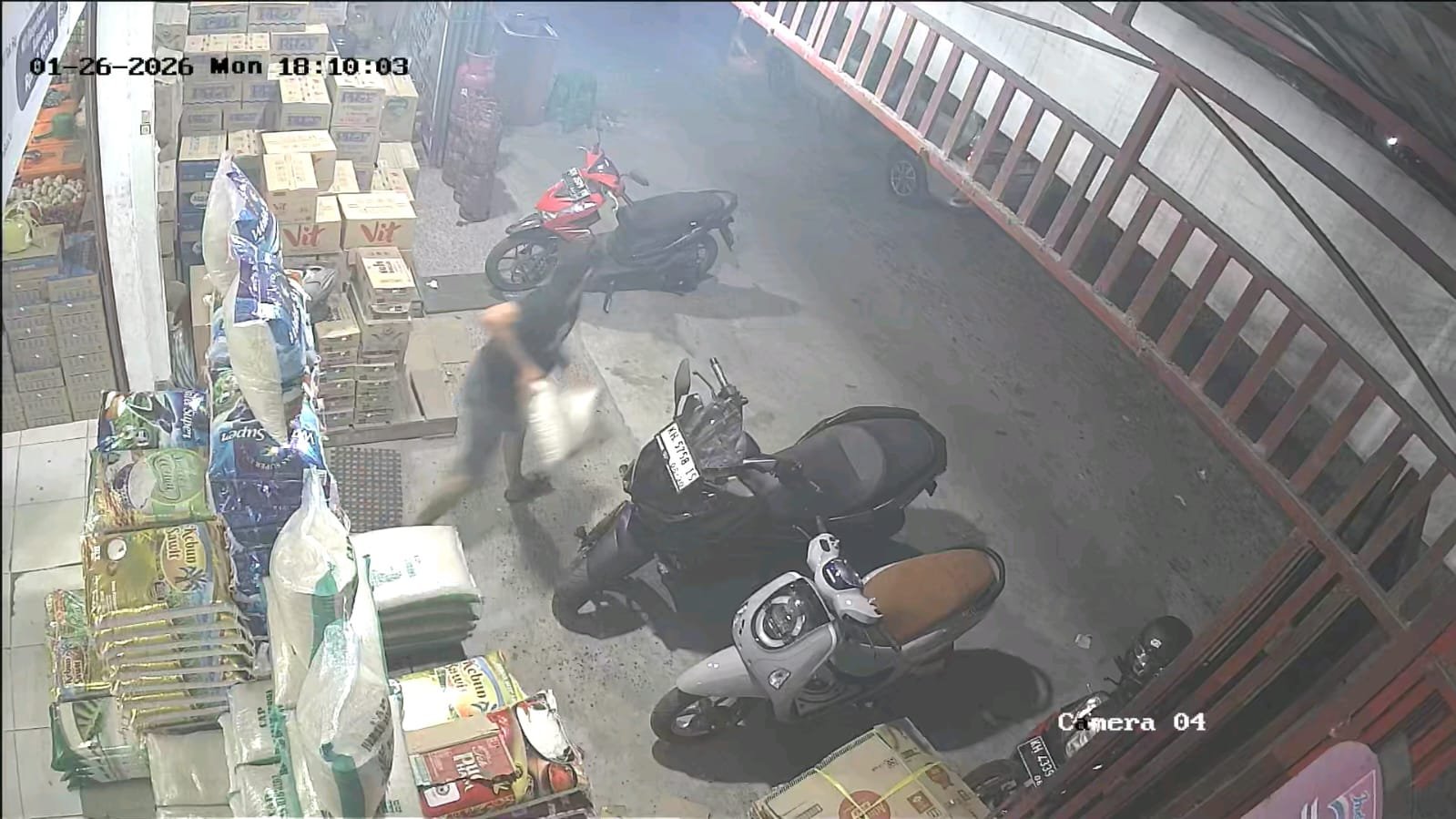 Aksi Cepat Komplotan Pencuri Bermobil, Gas dan Beras Raib dalam Hitungan Menit