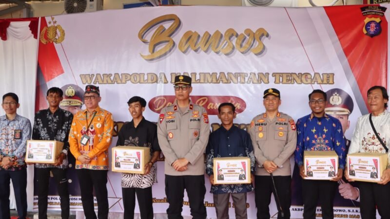 Wakapolda Kalteng Salurkan Bansos Petani Saat Kunker di Polres Gunung Mas