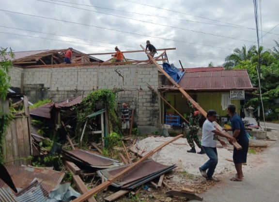 Gotong Royong Bersama Warga, Babinsa Bantu Pembangunan Rumah