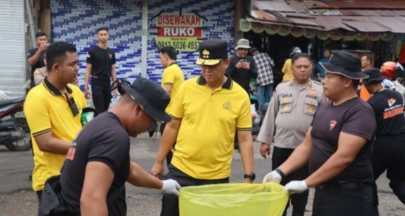 Sasar Pasar Besar Palangka Raya, Kapolresta Dampingi Kapolda Kerja Bakti Bersihkan Lingkungan