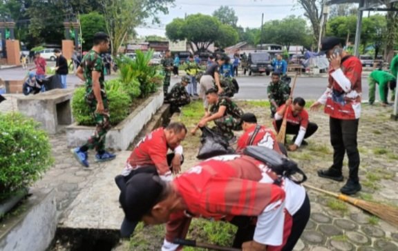 Wujud Kepedulian Lingkungan, Anggota Kodim 1016/Plk Laksanakan Gerakan Nasional Asri
