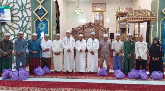 Masjid Agung Al-Mukarram Amanah Lanjutkan Program Berbagi, 12 Jamaah Terima Sembako Tahap II