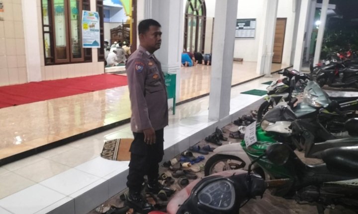Polsek Bukit Batu Amankan Tarawih di Masjid Al-Amin