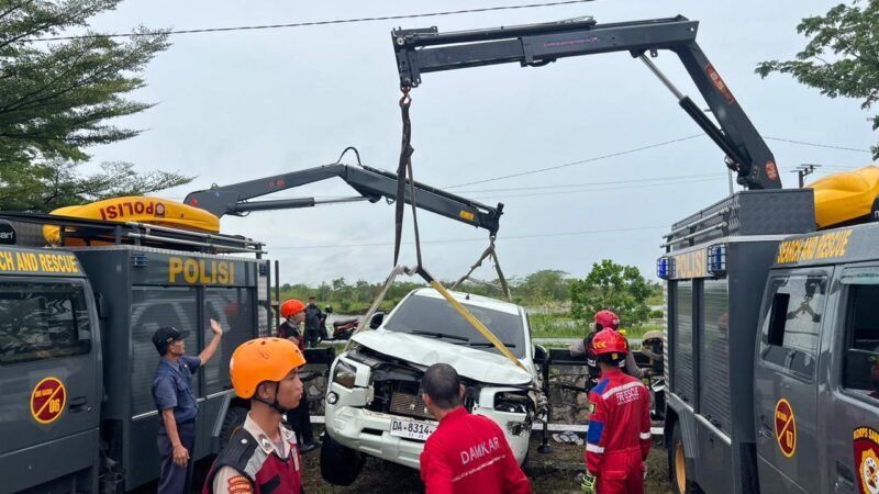 Hindari Sepeda Motor, Mobil Masuk Sungai Saat Antar Anak Sekolah
