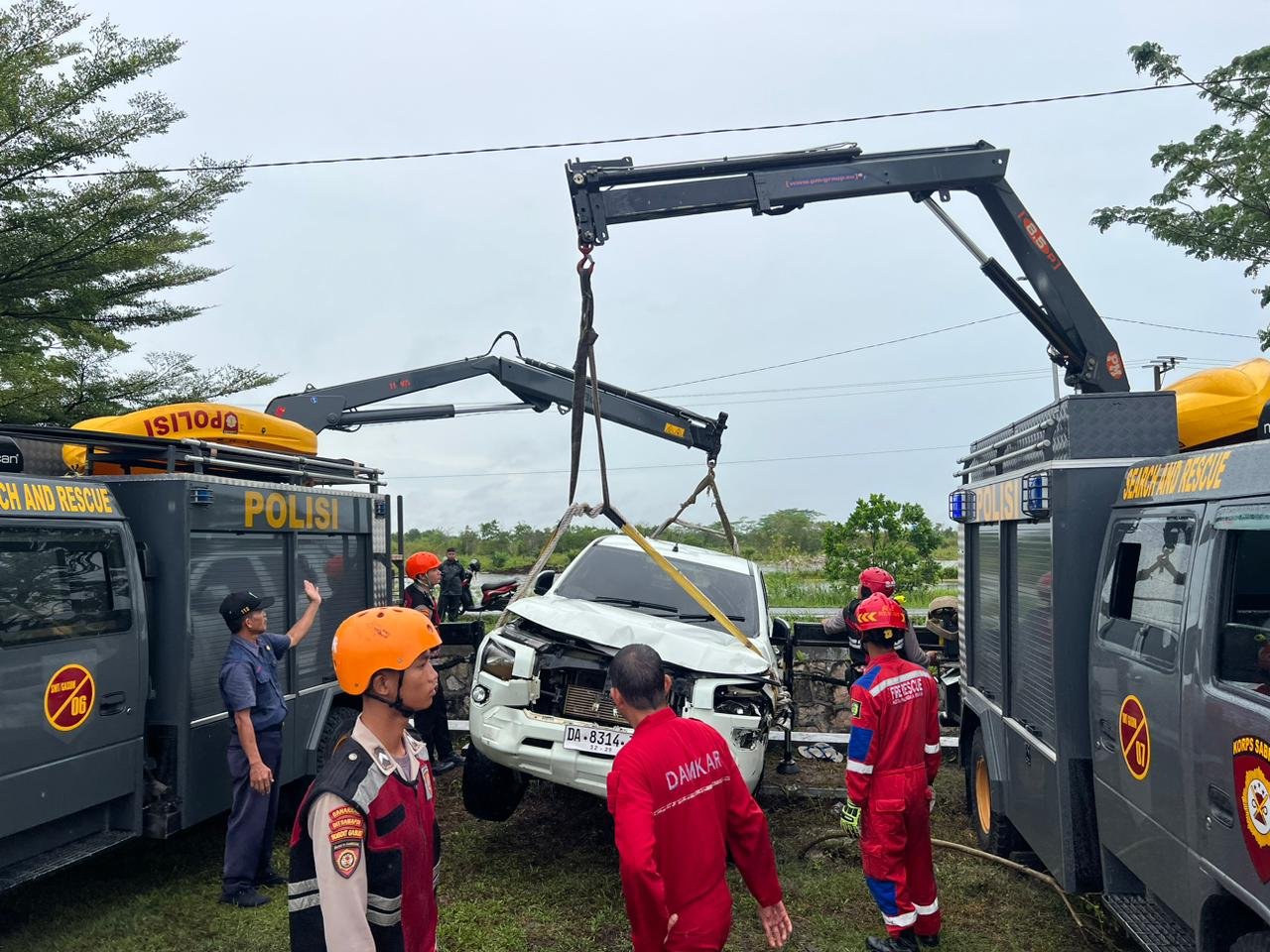 Hindari Sepeda Motor, Mobil Masuk Sungai Saat Antar Anak Sekolah