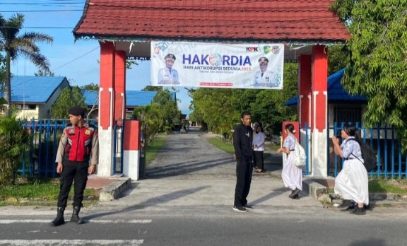 Patmor Samapta Polresta Amankan Arus Lalu Lintas di SMPN 3 Palangka Raya