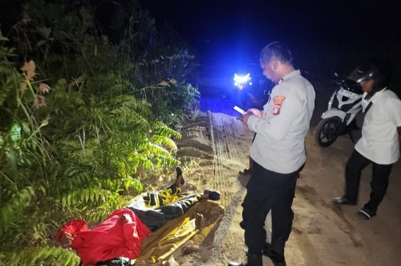 Temukan Pria Tergeletak di Pinggir Jalan, Polsek Sabangau Cepat Lakukan Penanganan