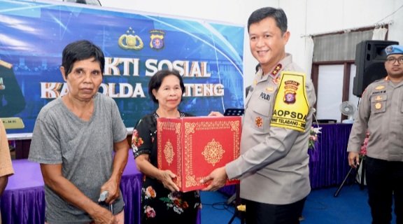 Kapolda Kalteng Serahkan Tali Asih untuk Jemaat Gereja GKE Panenga