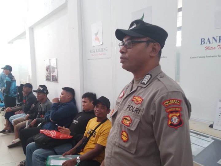 Polsek Bukit Batu Dampingi Pembagian Kartu Huma Betang