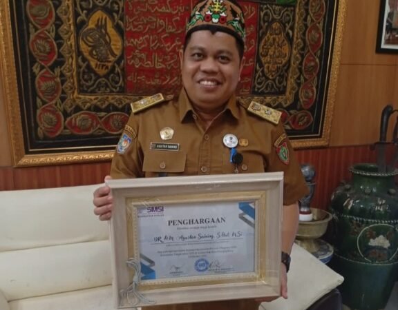Kadishut Kalteng Dr. H. Agustan Saining, S.Hut., M.Si Terima Penghargaan dari SMSI Kalteng