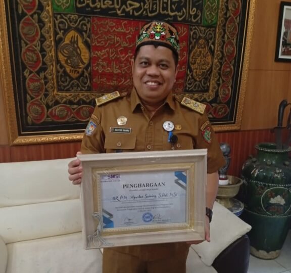 Kadishut Kalteng Dr. H. Agustan Saining, S.Hut., M.Si Terima Penghargaan dari SMSI Kalteng