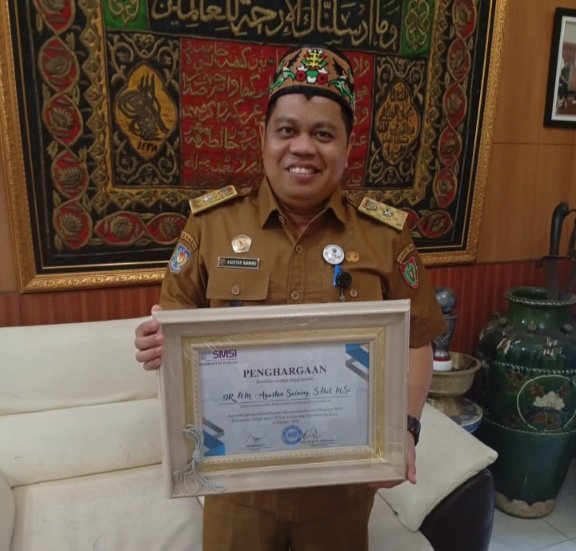 Kadishut Kalteng Dr. H. Agustan Saining, S.Hut., M.Si Terima Penghargaan dari SMSI Kalteng