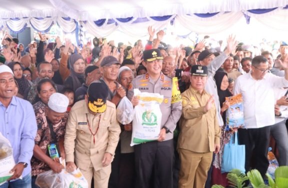 Forkopimda Kalteng Salurkan Bantuan Presiden RI ke Warga Kotim