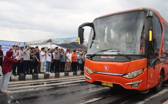 Kapolda Bersama Gubernur dan Forkopimda Lepas 626 Pemudik Tujuan Banjarmasin, Sampit dan Muara Teweh