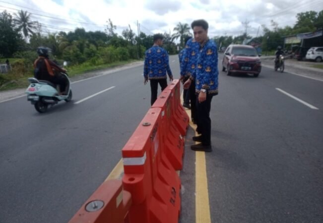 Pastikan Keamanan Pengguna Jalan, Dishub Bersama BPTD Pasang Water Barrier di Lokasi Rawan Laka Palangka Raya