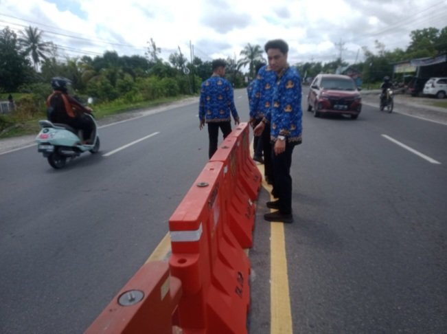 Pastikan Keamanan Pengguna Jalan, Dishub Bersama BPTD Pasang Water Barrier di Lokasi Rawan Laka Palangka Raya