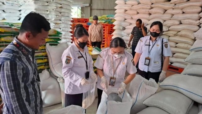 Pastikan Mutu dan Keamanan Pangan, OKKPD Prov Kalteng Ambil Sampel Beras SPHP BULOG
