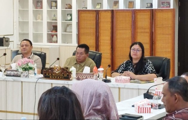 Bupati Kapuas Pacu Kinerja PDAM, Target Laba Rp5 Miliar pada 2026