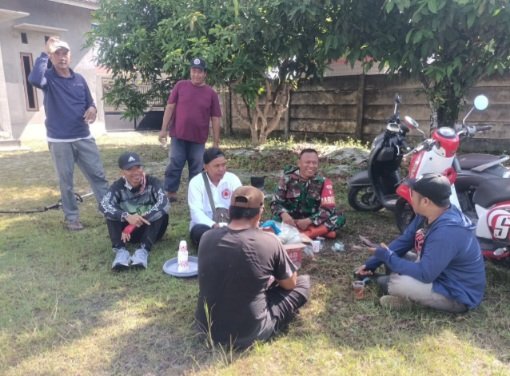 Jalin Silaturahmi Usai Lebaran, Babinsa Komsos Bersama Warga