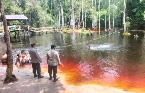 Patroli ke Danum Bahandang, Polsek Bukit Batu Pastikan Masyarakat Berwisata dengan Aman