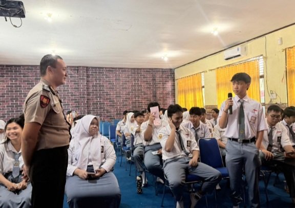 Polri Beri Penyuluhan Hukum Anti Bullying kepada Pelajar SMAN 2 Palangka Raya