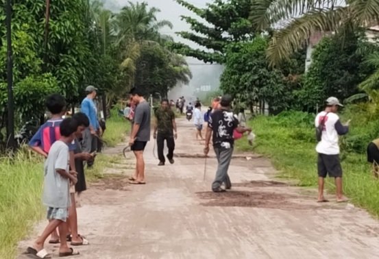 Bhabinkamtibmas Polsek Pahandut Bersama Warga Petuk Katimpun Bekerja Bakti