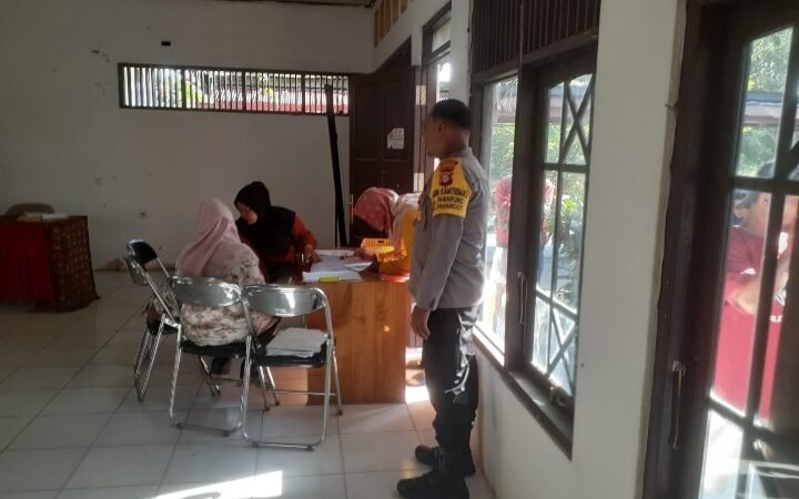 Kawal Penyaluran Bantuan Pangan, Bhabinkamtibmas Panarung Pastikan Berjalan Lancar