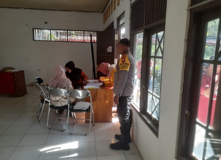 Kawal Penyaluran Bantuan Pangan, Bhabinkamtibmas Panarung Pastikan Berjalan Lancar