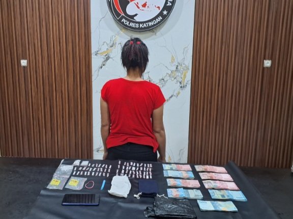 Perempuan 41 Tahun Ditangkap, Polres Katingan Amankan 70 Paket Sabu Seberat 40,04 Gram