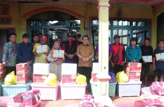 Bupati Kapuas Serahkan Bantuan ke Korban Kebakaran di Dua Lokasi, 14 KK Terdampak